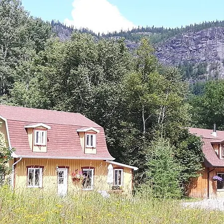 Grangette Entre Chiens Et Loups Hotel L'Anse-Saint-Jean Exterior photo